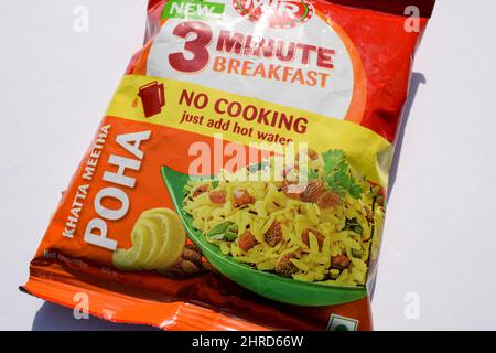 Petit déjeuner instantané Khatta meetha Poha de marque MTR. Paquet MTR Poha isolé sur fond blanc. Nourriture immédiate riz aplati ou flocons de riz végétata Banque D'Images