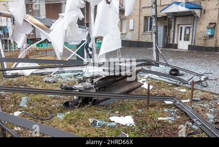 KIEV, UKRAINE - 24 février 2022 : guerre de la Russie contre l'Ukraine. Débris d'une fusée russe après une explosion à Kiev, en Ukraine Banque D'Images