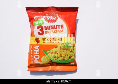 Petit déjeuner instantané Khatta meetha Poha de marque MTR. Paquet MTR Poha isolé sur fond blanc. Nourriture immédiate riz aplati ou flocons de riz végétata Banque D'Images