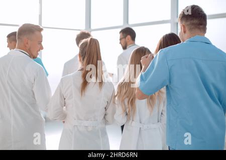 groupe de médecins discutant de quelque chose qui se tient dans le hall de l'hôpital Banque D'Images