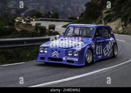 Le classique de couleur bleue Citroën 2CV lors d'un rallye en Espagne Banque D'Images