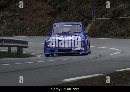 Citroën classique coloré 2CV lors d'un rallye en Espagne Banque D'Images