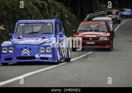 Citroën classique coloré 2CV lors d'un rallye en Espagne Banque D'Images