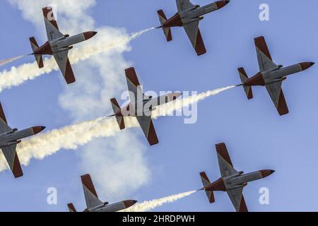 Avions acrobatiques dans le ciel bleu pendant l'avion, Patrulla Aguila, Patrice espagnole Aquila Banque D'Images