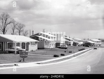 1950S 1960S DÉVELOPPEMENT DE QUARTIER SUBURBAIN NOUVELLES MAISONS À ÉTAGE UNIQUE ET EN DUPLEX TROTTOIR LARGE RUE ET PELOUSES AVANT - B20585 HEL001 HARS EDIFICE CLASSE MOYENNE NOIR ET BLANC ANCIEN MODE Banque D'Images