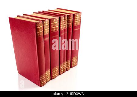 Livres rouges vintage avec des décorations dorées isolées sur blanc, chemin d'écrêtage, espace de copie Banque D'Images