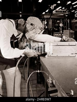1940S FEMME NON IDENTIFIÉE TRAVAILLEUR DE L'USINE DE DÉFENSE PORTANT UN ÉCRAN FACIAL ET DES GANTS DE PROTECTION LOCKHEED AIRCRAFT BURBANK CA USA - I3967 HAR001 HARS WW2 JOBS SHIELD ÉTATS-UNIS COPY SPACE DEMI-LONGUEUR DAMES PERSONNES INSPIRATION ÉTATS-UNIS D'AMÉRIQUE RISQUE B&W PROTECTIVE NORD AMÉRIQUE DU NORD AMÉRIQUE SUCCÈS COMPÉTENCES PROFESSION COMPÉTENCES FORCE MONDIALE VICTOIRE ET CHOIX EFFORT SAVOIR ANGLE BAS PROGRÈS PUISSANTS GUERRES MONDIALES INNOVATION LA FIERTÉ DU TRAVAIL LA GUERRE MONDIALE LA GUERRE MONDIALE DEUX LA DEUXIÈME GUERRE MONDIALE OPPORTUNITÉ CA EMPLOIS PROFESSIONS NON IDENTIFIÉES 1943 CONCEPT ÉLÉGANT MONDE WAR 2 EMPLOYÉ D'INFRASTRUCTURE BURBANK Banque D'Images