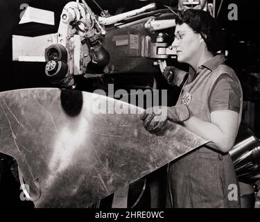1940S FEMME GUERRE MONDIALE 2 NON IDENTIFIÉ USINE DE DÉFENSE FABRICANT DE MÉTAL OUVRIER DOUGLAS AIRCRAFT LONG BEACH SUD DE LA CALIFORNIE ÉTATS-UNIS - I3970 HAR001 HARS COPY SPACE DEMI-LONGUEUR FEMMES PERSONNES INSPIRATION ÉTATS-UNIS D'AMÉRIQUE RISQUE B&W AMÉRIQUE DU NORD COMPÉTENCES DE RÉUSSITE EN AMÉRIQUE DU NORD LES COMPÉTENCES D'OCCUPATION TÊTE ET ÉPAULES FORCE MONDIALE VICTOIRE CHOIX DOUGLAS EFFORT SAVOIR ANGLE BAS PROGRÈS PUISSANT GUERRES MONDIALES INNOVATION TRAVAIL FIERTÉ GUERRE MONDIALE GUERRE MONDIALE DEUX GUERRE MONDIALE II LONGUE PLAGE OPPORTUNITÉ CA EMPLOIS SUD NON IDENTIFIÉ CONCEPT STYLISÉ MONDE EMPLOYÉ D'INFRASTRUCTURE WAR 2 Banque D'Images