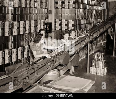 1940S ANONYME HOMME SUPERVISEUR TROIS FEMMES EMPLOYÉS SUR LA LIGNE DE PRODUCTION DE LA CAN DE GALLON DE NOURRITURE CROWN CAN COMPAGNIE PHILADELPHIE PA USA - I3721 HAR001 CARRIÈRE JEUNES ADULTES PRODUCTION TRAVAIL D'ÉQUIPE CROWN STYLE DE VIE FEMMES EMPLOIS TIN MANAGER ÉTATS-UNIS COPY SPACE FEMMES PERSONNES ÉTATS-UNIS D'AMÉRIQUE HOMMES PROFESSION CONFIANCE DIRIGEANTS B&W AMÉRIQUE DU NORD COMPÉTENCES PROFESSIONNELLES AMÉRIQUE DU NORD CARRIÈRES PA LABOUR ON SUPERVISEUR EMPLOI PROFESSIONS PATRONS GALLON CONCEPTUEL ENTREPRISE DE SOUTIEN INFRASTRUCTURE ANONYME EMPLOYÉS GESTIONNAIRES MOYENNE-ADULTE MOYENNE-ADULTE HOMME DE PRÉCISION JEUNE FEMME ADULTE Banque D'Images