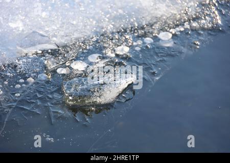 Fonte de glace sur la rivière. Bord de glace sur la côte gelée, début de la saison printanière Banque D'Images