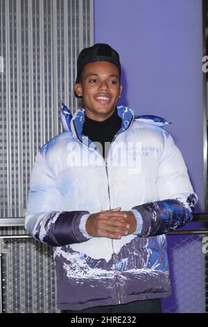 New York, États-Unis. 25th févr. 2022. Jabari Banks, star de la nouvelle série de Peacock Bel-air visite l'Empire State Building à New York. Crédit : SOPA Images Limited/Alamy Live News Banque D'Images