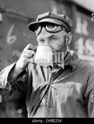 1940S MINEUR DE CHARBON BOIRE DES LUNETTES TIN CUP SUR LE FRONT REGARDANT LA CAMÉRA TRAVAILLANT DANS UNE ENTREPRISE MINIÈRE DE SURFACE PRÈS DU QUOIN IL - I570 HAR001 HARS B&W CONTACT VISUEL PROFESSION MINEUR DU CARBONE EMPLOI MAIN-D'ŒUVRE EXPLOITATION MINIÈRE PRÈS DES PROFESSIONS CONSOMMATION DE LA SOCIÉTÉ CONSOMMATION D'HYDRATATION EMPLOYÉ POUSSIÈRE DE CHARBON MINEUR DE CHARBON MILIEU D'ADULTE POUSSIÉREUX HOMME MOYEN-ADULTE QUOIN RAFRAÎCHISSANT NOIR ET BLANC DE L'ETHNIE CAUCASIENNE COMBUSTIBLE FOSSILE HAR001 IL LABOURANT L'ANCIEN MODE Banque D'Images