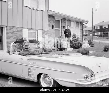 UN PÈRE 1950S 1960S TIRE UNE VOITURE UNE IMPALA CABRIOLET 1958 DE CHEVROLET DANS L'ALLÉE MÈRE ET DEUX ENFANTS SALUANT BONJOUR ACCUEIL - J8105 HAR001 HARS COUPLE NOSTALGIQUE TIRANT 4 GESTE COMMUNAUTÉ SUBURBAIN MÈRES CONVERTIBLES VIEUX TEMPS SURPRISE NOSTALGIE VIEILLE MODE AUTO SOEUR ALLÉE SALUTATION STYLE JUVÉNILE ACCUEIL VÉHICULE ENFANTS FAMILLES JOIE STYLE FEMMES MAISONS MARIÉ CONJOINT ÉPOUX MAISON VIE COPIE ESPACE FEMMES FILLES PERSONNES AUTOMOBILE RÉSIDENTIEL HOMMES BÂTIMENTS GESTURANT SŒURS TRANSPORT PÈRES B&W PARTENAIRE CHEVROLET BONHEUR GRAND ANGLE HELLO AUTOS ORGUEIL EXTÉRIEUR DES PÈRES Banque D'Images