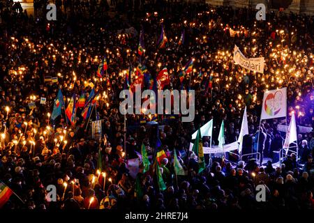 Bologne, Italie. 25 février 2022. Procession pacifique de torchlight en faveur de la paix en Ukraine sur la Piazza Maggiore, Bologne (Italie) crédit: Massimiliano Donati/Alamy Live News Banque D'Images