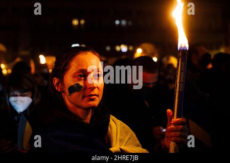 Bologne, Italie. 25 février 2022. Procession pacifique de torchlight en faveur de la paix en Ukraine sur la Piazza Maggiore, Bologne (Italie) crédit: Massimiliano Donati/Alamy Live News Banque D'Images