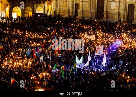 Bologne, Italie. 25 février 2022. Procession pacifique de torchlight en faveur de la paix en Ukraine sur la Piazza Maggiore, Bologne (Italie) crédit: Massimiliano Donati/Alamy Live News Banque D'Images