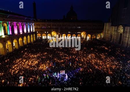 Bologne, Italie. 25 février 2022. Procession pacifique de torchlight en faveur de la paix en Ukraine sur la Piazza Maggiore, Bologne (Italie) crédit: Massimiliano Donati/Alamy Live News Banque D'Images