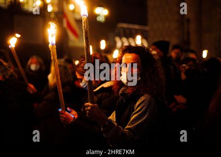 Bologne, Italie. 25 février 2022. Procession pacifique de torchlight en faveur de la paix en Ukraine sur la Piazza Maggiore, Bologne (Italie) crédit: Massimiliano Donati/Alamy Live News Banque D'Images