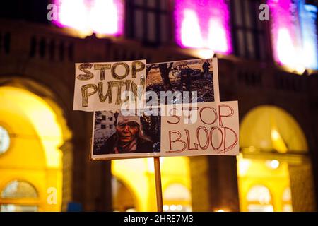 Bologne, Italie. 25 février 2022. Procession pacifique de torchlight en faveur de la paix en Ukraine sur la Piazza Maggiore, Bologne (Italie) crédit: Massimiliano Donati/Alamy Live News Banque D'Images