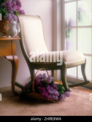 1990S FLEURS LILAS DANS UN PANIER SUR LE PLANCHER À CÔTÉ DE LA CHAISE BERÇANTE À CÔTÉ DE LA FENÊTRE DE VERRE ÉCLAIRÉE PAR LE SOLEIL - KF26455 PET001 HARS AMBIANCE ACCUEILLANTE 19TH SIÈCLE CONCEPT ENCORE VIE À CÔTÉ DE L'INTÉRIEUR CONFORTABLE DESIGN LILAS RÉSIDENCE ÉLÉGANT ENSOLEILLÉ AGRÉABLE DÉTENTE DOUCE FOYER SOLITUDE FLEURS CRÉATIVITÉ DU SOL AU PLAFOND MAISON DÉCORATION MAISON MOBILIER DE LILAS ACCUEILLANT À L'ANCIENNE Banque D'Images