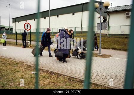 Medyka, Pologne. 25th févr. 2022. Des réfugiés ukrainiens traversent la frontière à Medyka. Réfugiés ukrainiens au poste frontière de Medyka. Le deuxième jour de l'invasion russe en Ukraine, des milliers de réfugiés sont arrivés en Pologne par le passage frontalier de Medyka, et une énorme file d'attente de personnes du côté ukrainien tente d'arriver en Pologne. Crédit : SOPA Images Limited/Alamy Live News Banque D'Images