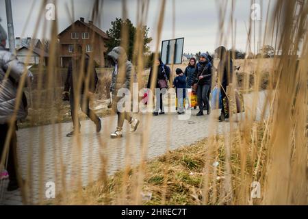 Medyka, Pologne. 25th févr. 2022. Des réfugiés ukrainiens traversent la frontière à Medyka. Réfugiés ukrainiens au poste frontière de Medyka. Le deuxième jour de l'invasion russe en Ukraine, des milliers de réfugiés sont arrivés en Pologne par le passage frontalier de Medyka, et une énorme file d'attente de personnes du côté ukrainien tente d'arriver en Pologne. Crédit : SOPA Images Limited/Alamy Live News Banque D'Images