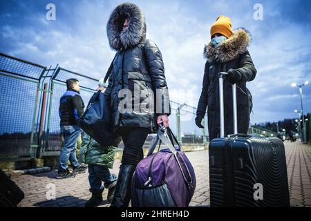 Medyka, Pologne. 25th févr. 2022. Des réfugiés d'Ukraine arrivent à Medyka, en Pologne, après avoir traversé la frontière de Shehyni, en Ukraine. Beaucoup de gens quittent le pays après l'attaque de la Russie contre l'Ukraine. Credit: Michael Kappeller/dpa/Alay Live News Banque D'Images