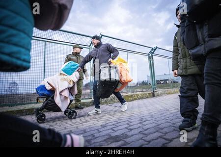 Medyka, Pologne. 25th févr. 2022. Des réfugiés d'Ukraine arrivent à Medyka, en Pologne, après avoir traversé la frontière de Shehyni, en Ukraine. Beaucoup de gens quittent le pays après l'attaque de la Russie contre l'Ukraine. Credit: Michael Kappeller/dpa/Alay Live News Banque D'Images