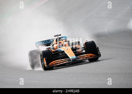 Barcelone, Espagne. 25th févr. 2022. Daniel Ricciardo de McLaren pendant la troisième journée de F1 essais au circuit de Barcelone-Catalunya le 25 février 2022 à Barcelone, Espagne. Credit: Marco Canoniero / Alamy Live News Banque D'Images
