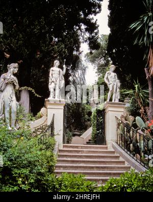 1980S ESCALIER DE JARDIN ET STATUES PALAIS D'ACHILLEION CONSTRUIT EN RETRAITE PAR L'IMPÉRATRICE ELISABETH D'AUTRICHE EN 1890 CORFOU GRÈCE - KR69376 PHT001 HARS JARDINS D'IMPÉRATRICE IMAGINATION EDIFICE 1890 CONSTRUIT CORFOU CRÉATIVITÉ STATUES MÉDITERRANÉENNES ATTRACTION TOURISTIQUE RETRAITE À L'ANCIENNE Banque D'Images