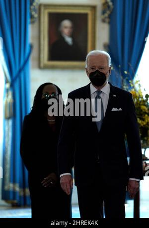 Washington DC, États-Unis. 25th févr. 2022. Le président américain Joe Biden arrive avec le juge Ketanji Brown Jackson, sa nomination au poste de juge associé de la Cour suprême à la Maison Blanche à Washington le 25 février 2022. Photo par Yuri Gripas/ABACAPRESS.COM crédit: Abaca Press/Alay Live News Banque D'Images