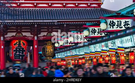 Rue commerçante Nakamise en face du temple Asakusa Kannon (temple Sensoji), Asakusa, Tokyo, Japon Banque D'Images