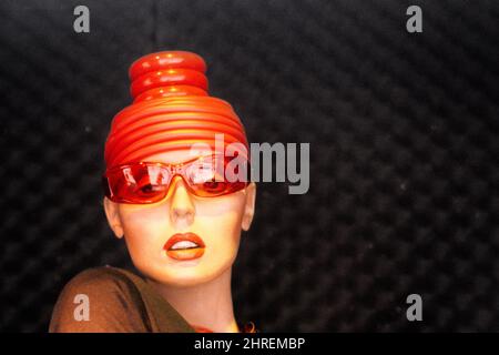 1970S 1980S MANNEQUIN DE GRAND MAGASIN À LA MODE PORTANT UN CHAPEAU ROUGE ET DES LUNETTES DE SOLEIL EN PLASTIQUE IMPAIR - KS18662 BLC001 HARS STYLES IMPAIRS ET ROUGE À LÈVRES MAGASIN FENÊTRE CHIC DE MODE EDGY ETHNICITÉ CAUCASIENNE IMITATION DE VIE VIEILLE MODE Banque D'Images