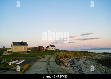 Belle photo d'un fjord avec des maisons côtières à Ekkeroy, Varanger, Norvège au coucher du soleil Banque D'Images
