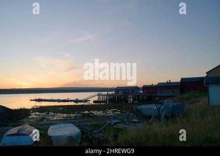 Belle photo d'un fjord avec des maisons côtières à Ekkeroy, Varanger, Norvège au coucher du soleil Banque D'Images