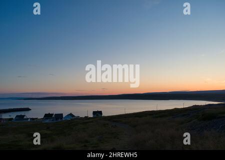 Belle photo d'un fjord avec des maisons à Ekkeroy, Varanger, Norvège au coucher du soleil Banque D'Images