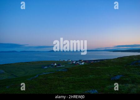 Belle photo d'un fjord avec des maisons côtières à Ekkeroy, Varanger, Norvège au coucher du soleil Banque D'Images