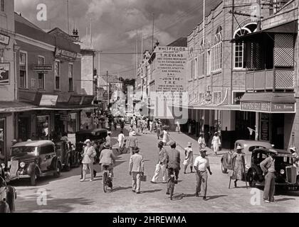 1930S 1940S OCCUPÉ RUE BOARD PIÉTONS VOITURES BOUTIQUES À BRIDGETOWN BARBADE DANS LES ANTILLES MOINS IMPORTANTES DES ANTILLES OCCIDENTALES - R12559 PAL001 HARS FEMMES PERSONNES BOUTIQUES AUTOMOBILE HOMMES BÂTIMENTS PIÉTONS TRANSPORT B&W VÉLOS SHOPPER SHOPPERS INDIES HIGH ANGLE PROPERTY AUTOS MAGASINS EXTÉRIEURS STRUCTURES IMMOBILIÈRES MOINDRE AUTOMOBILES VÉHICULES EDIFICE ANTILLES BARBADE PAYS ÎLE COMMERCE COOPÉRATION ENTREPRISES NOIR ET BLANC CAUCASIEN L'ETHNICITÉ EST ANCIENNE Banque D'Images