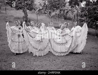 1930S 1940S 7 FEMMES EN COSTUMES PANAMÉENS TRADITIONNELS LA JUPE COMPLÈTE POLLERA ET HORS DE L'ÉPAULE CHEMISIER PANAMA AMÉRIQUE CENTRALE - R66 PAL001 HARS ACTEUR HISTOIRE CÉLÉBRATION FEMMES RURAL LUXE COPIE ESPACE FEMMES PLEINE LONGUEUR FEMMES PERSONNES INSPIRATION TRADITIONNEL DIVERTISSEMENT CONFIANCE B&W FIL OEIL CONTACT ARTS DE LA SCÈNE BRODERIE GRAND ANGLE BONHEUR PANAMA ARTISTES STYLES ET SEPT FIERTÉ CHEMISIER PROFESSIONS D'ARTISTE CONCEPTUEL 7 ACTEURS CULTURE POPULAIRE RUFFLES STYLÉES CRÉATIVITÉ AMUSEURS MODE ARTISTES JEUNES ADULTES FEMME NOIR ET BLANC AMÉRIQUE CENTRALE BRODÉE FOLKLORIQUE FAIT MAIN Banque D'Images