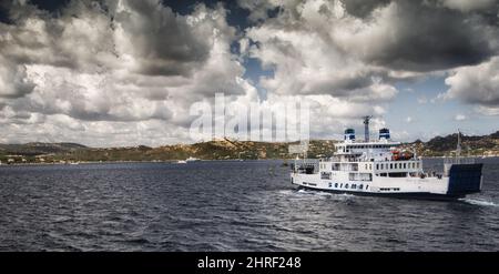 Ferry qui assure la navette entre Palau et la Maddalena en Sardaigne Banque D'Images