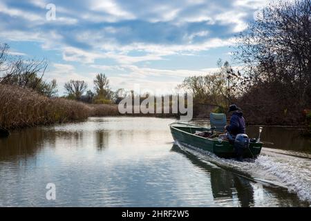 Belle journée d'automne sur le lac Tisza en Hongrie, excursion en bateau sur le lac Banque D'Images
