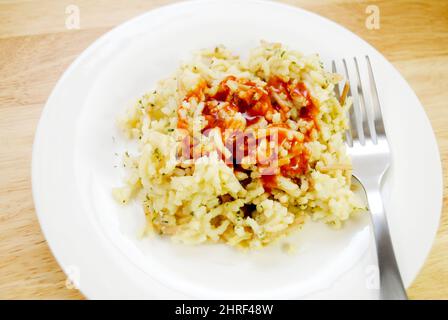 Riz sauvage cuit à la vapeur avec vermicelles servi avec de la sauce chaude Banque D'Images