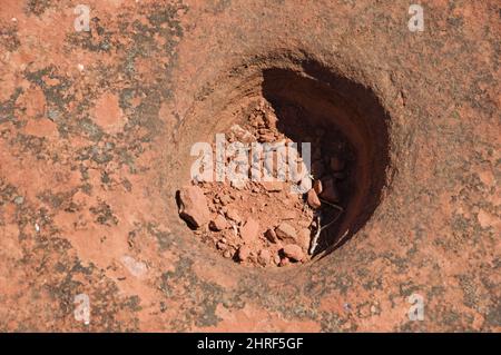 Trou de broyage de mortier de roche-mère d'amérique indigène dans le grès près de Sedona, Arizona Banque D'Images