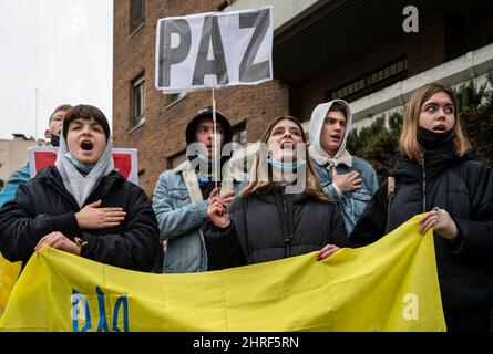 Madrid, Espagne. 25th févr. 2022. Les citoyens et les partisans ukrainiens scandent des slogans tout en tenant un drapeau et un écriteau, alors qu'ils se rassemblent devant l'ambassade de Russie lors d'un rassemblement anti-wat, le deuxième jour après que la Russie ait attaqué le territoire ukrainien.des manifestations anti-guerre en faveur de l'Ukraine ont lieu dans les plus grandes villes du monde. Crédit : SOPA Images Limited/Alamy Live News Banque D'Images