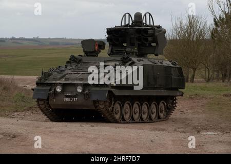 Véhicule blindé à chenilles Alvis Stormer Starstreak CVR-T de l'armée britannique équipé d'un système de missiles à grande vitesse de défense aérienne à courte portée en action sur un Banque D'Images