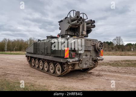 Véhicule blindé à chenilles Alvis Stormer Starstreak CVR-T de l'armée britannique équipé d'un système de missiles à grande vitesse de défense aérienne à courte portée en action sur un Banque D'Images