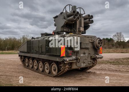 Véhicule blindé à chenilles Alvis Stormer Starstreak CVR-T de l'armée britannique équipé d'un système de missiles à grande vitesse de défense aérienne à courte portée en action sur un Banque D'Images