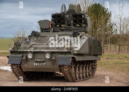 Véhicule blindé à chenilles Alvis Stormer Starstreak CVR-T de l'armée britannique équipé d'un système de missiles à grande vitesse de défense aérienne à courte portée en action sur un Banque D'Images