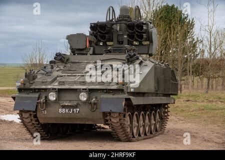 Véhicule blindé à chenilles Alvis Stormer Starstreak CVR-T de l'armée britannique équipé d'un système de missiles à grande vitesse de défense aérienne à courte portée en action sur un Banque D'Images