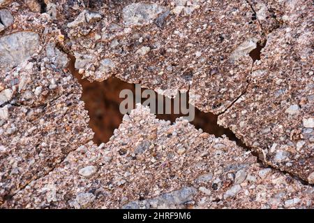 fissure naturelle dans une couche de roche conglomérée de calcaire mince Banque D'Images